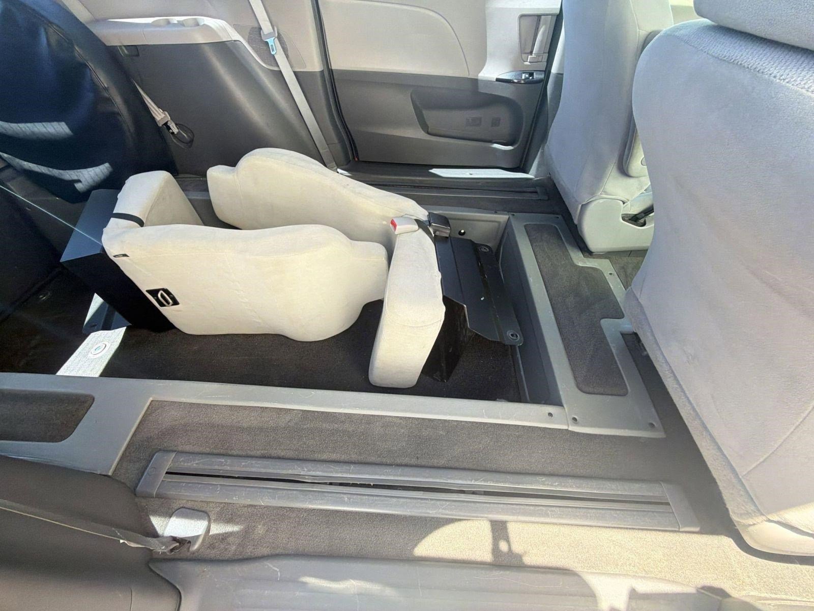 Used 2017 Toyota Sienna L FWD image 27