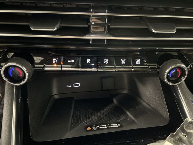 Used 2025 Chevrolet Traverse LT image 19