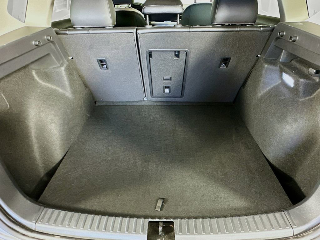 Used 2025 Volkswagen Taos SE image 33