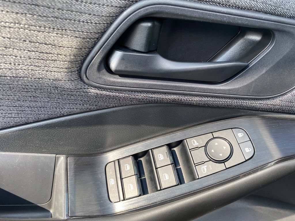 Used 2023 Nissan Rogue S AWD/4WD image 19