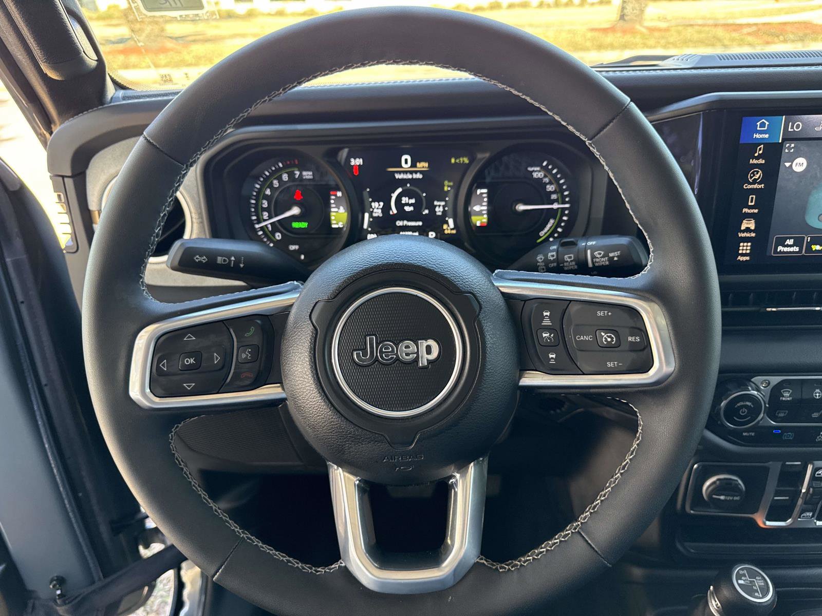 Used 2025 Jeep Wrangler Sahara w/ Safety Group image 27