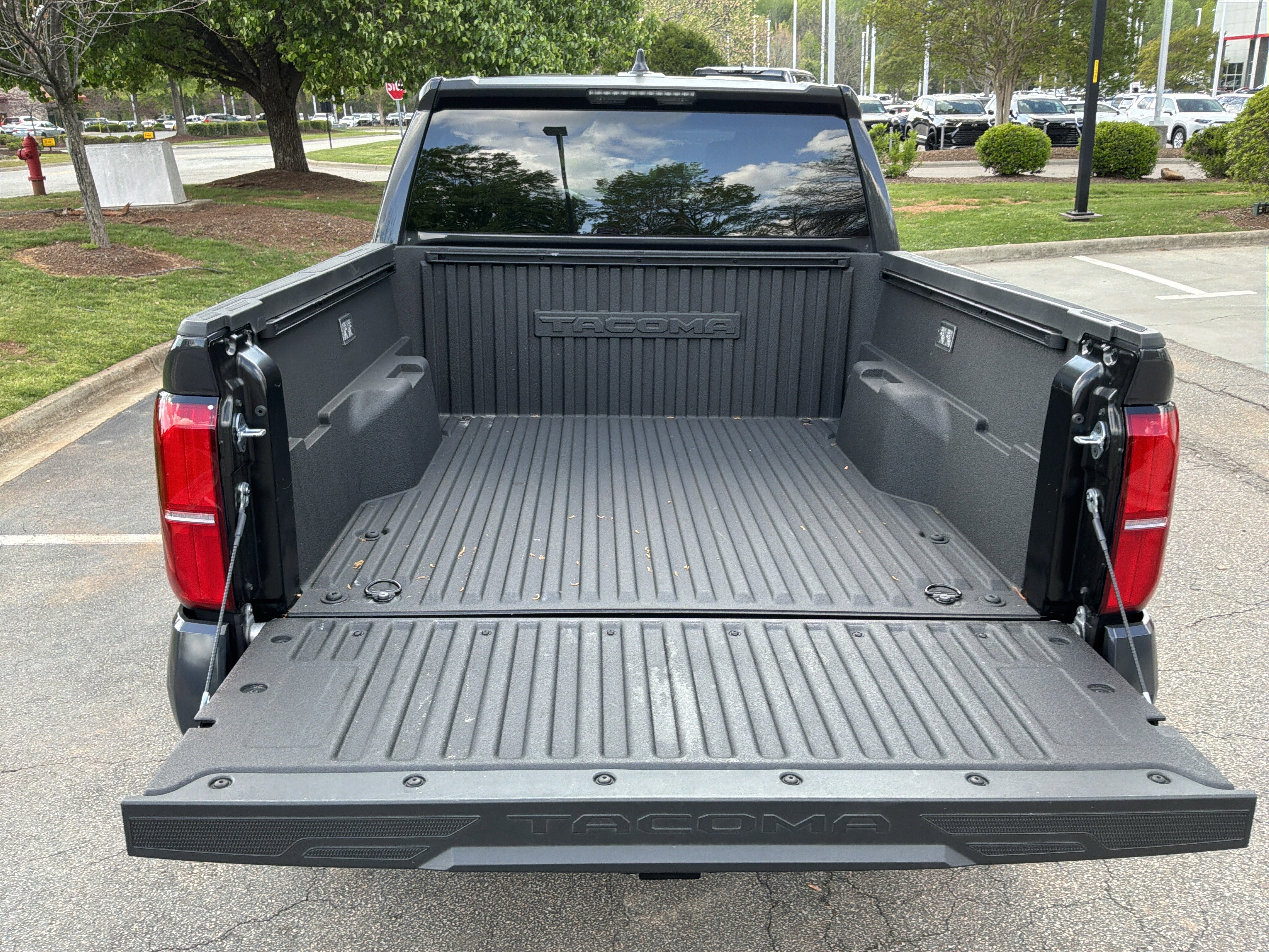 Used 2025 Toyota Tacoma SR5 AWD/4WD image 31