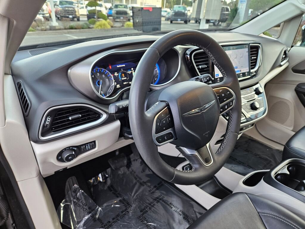 Used 2024 Chrysler Pacifica Touring-L image 20
