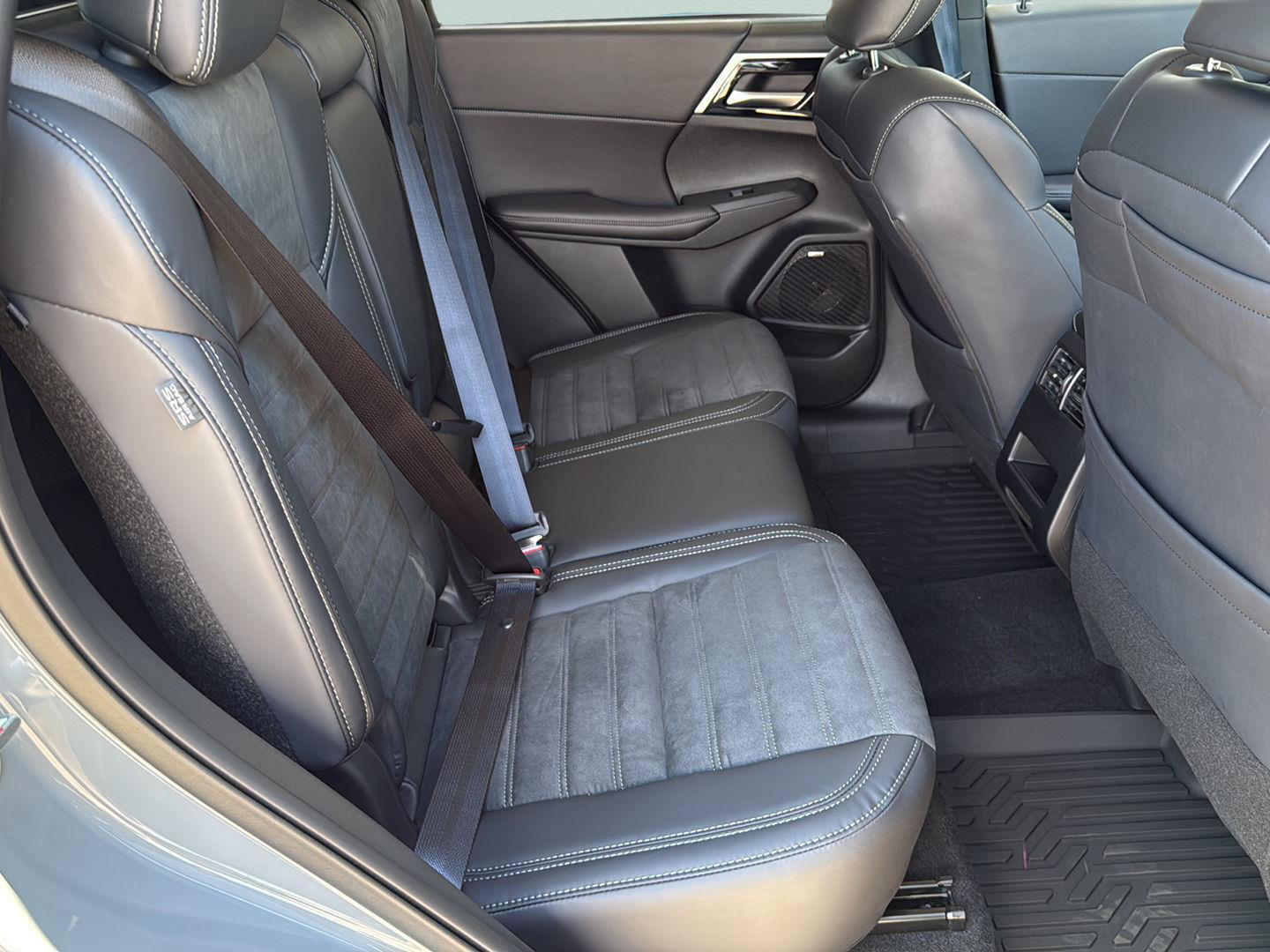 New 2026 Mitsubishi Outlander AWD image 29