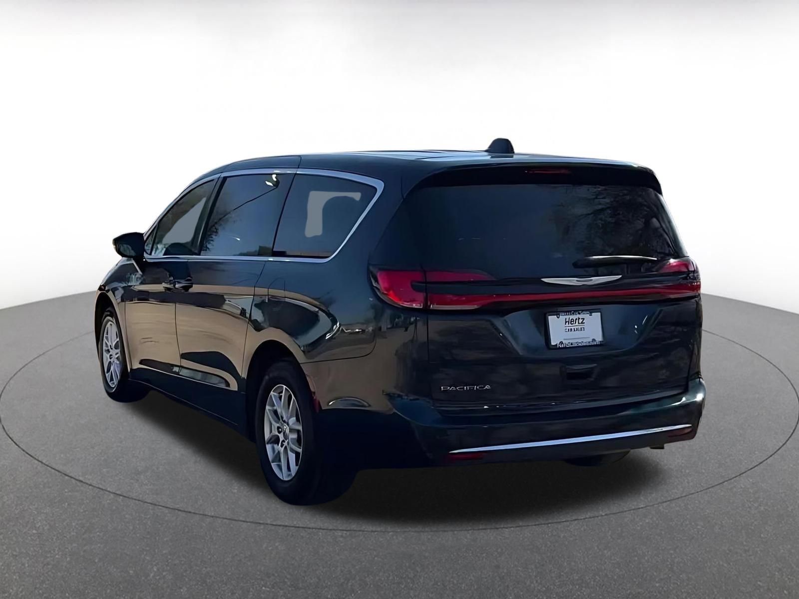 Used 2025 Chrysler Pacifica Select image 11