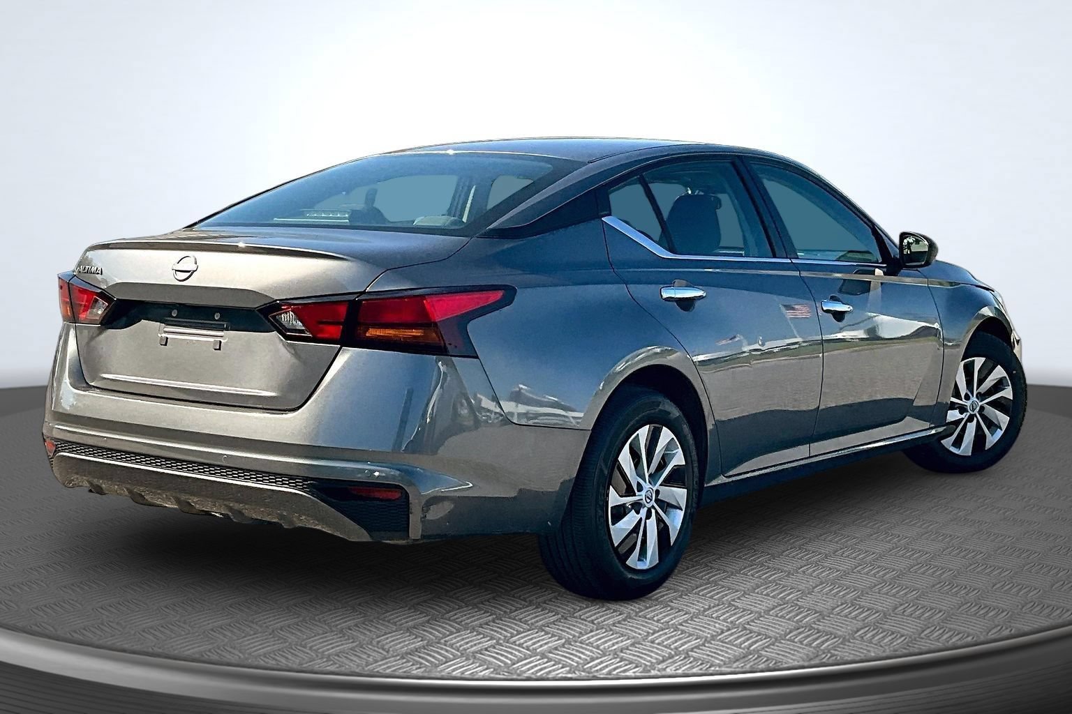 Used 2024 Nissan Altima 2.5 S FWD image 7