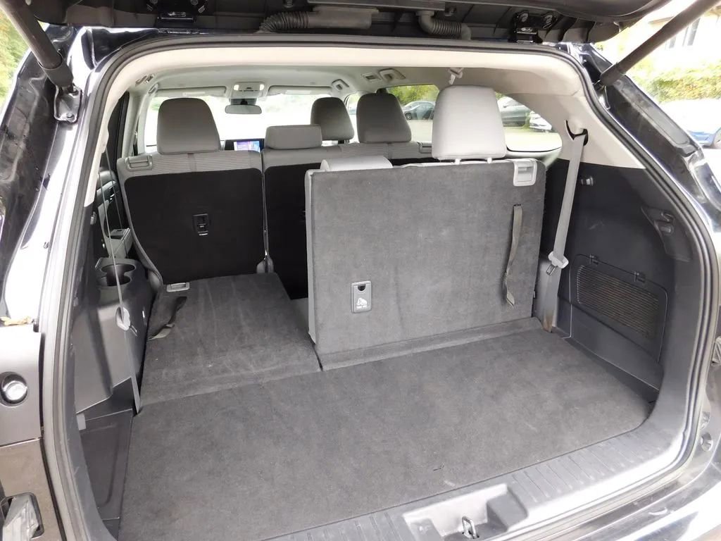 Used 2024 Toyota Highlander LE image 8