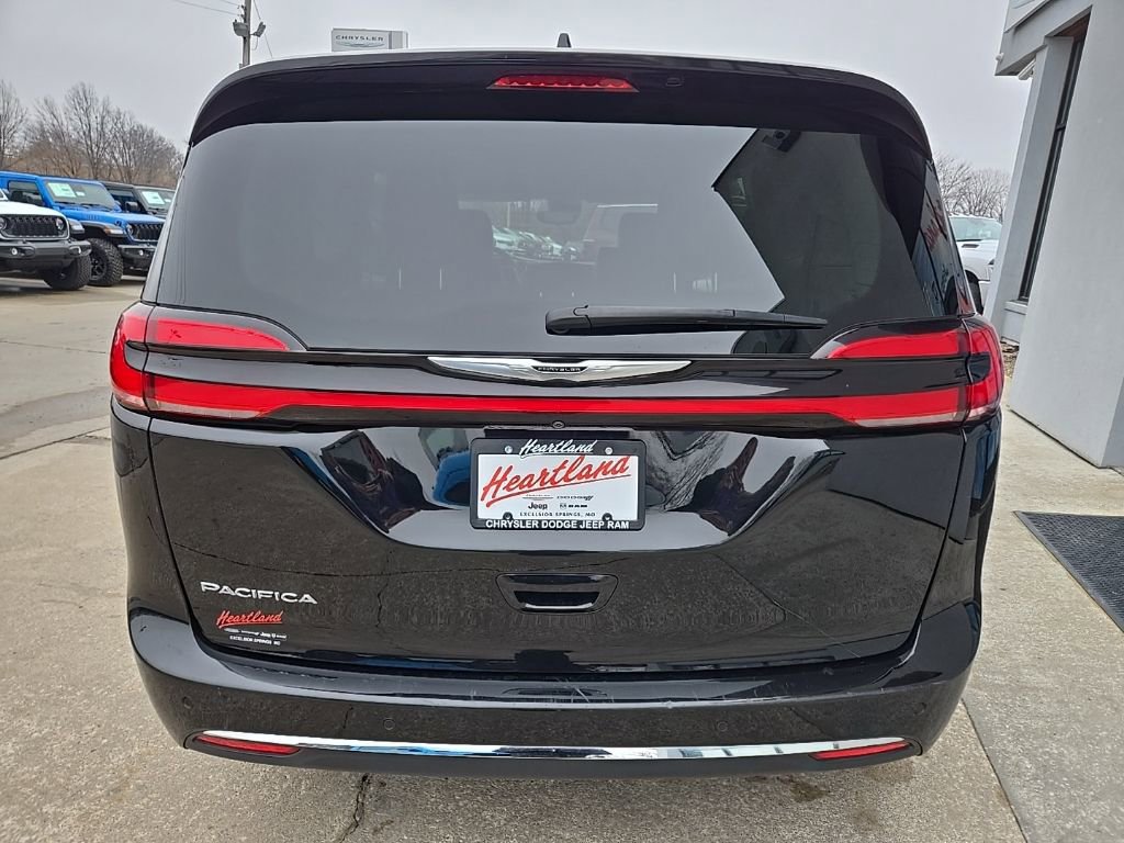 Used 2024 Chrysler Pacifica Touring-L image 9
