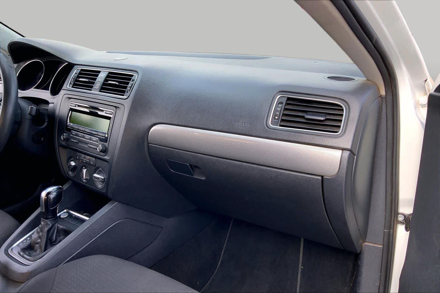 Used 2015 Volkswagen Jetta SE FWD image 18