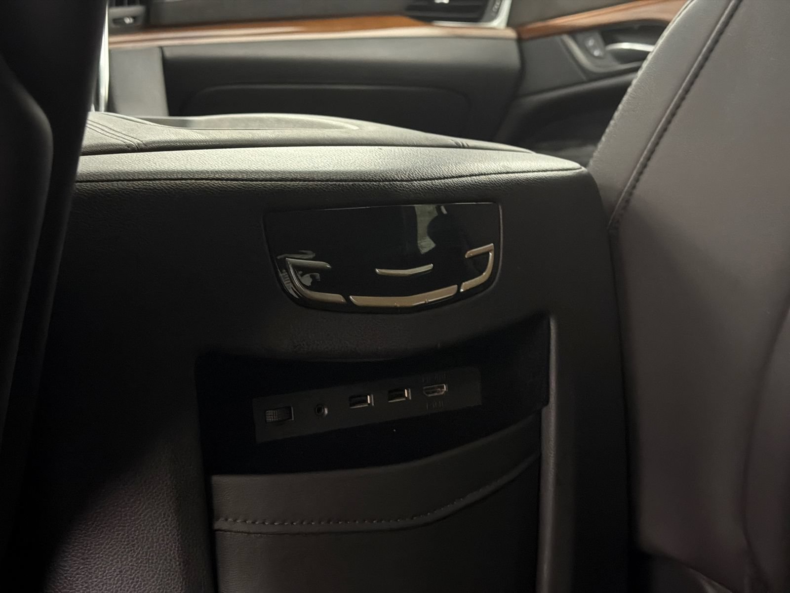 Used 2018 Cadillac Escalade Premium Luxury AWD/4WD image 27