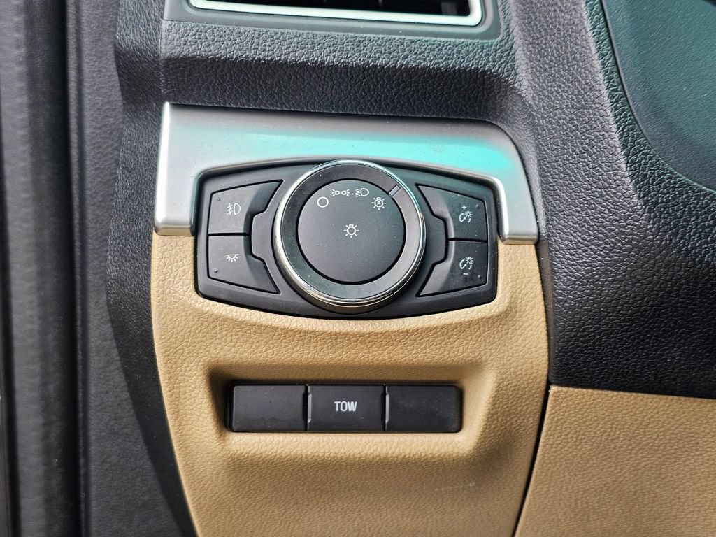 Used 2016 Ford Explorer XLT w/ Equipment Group 202A AWD/4WD image 27