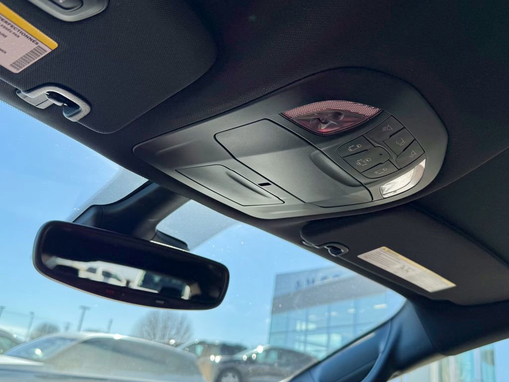 Used 2025 Chrysler Pacifica Select image 32