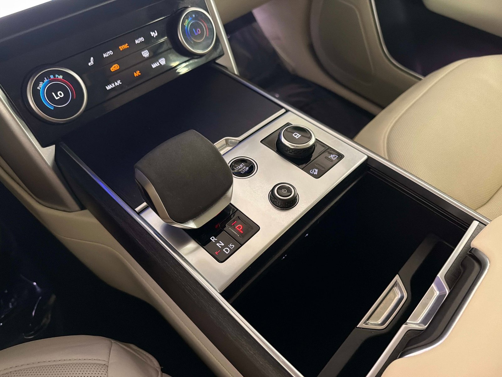 Used 2023 Land Rover Range Rover SE image 46