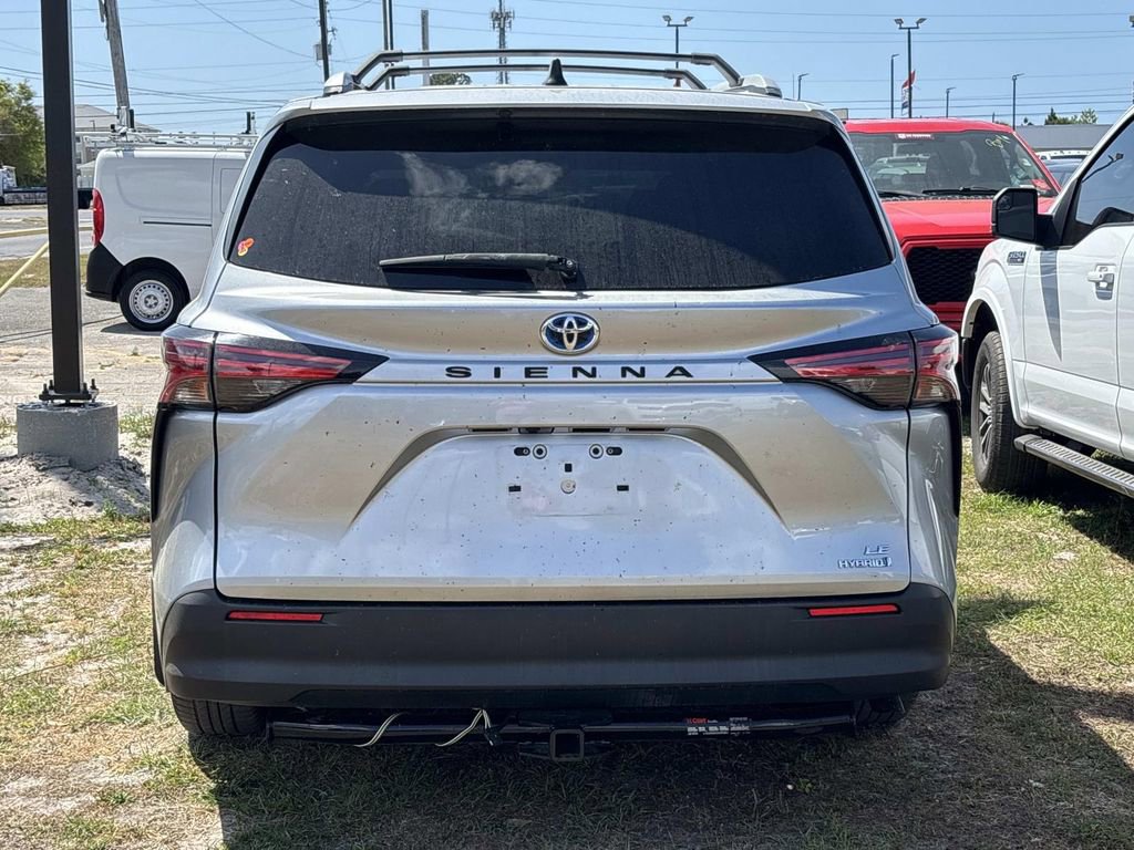 Used 2021 Toyota Sienna LE image 4