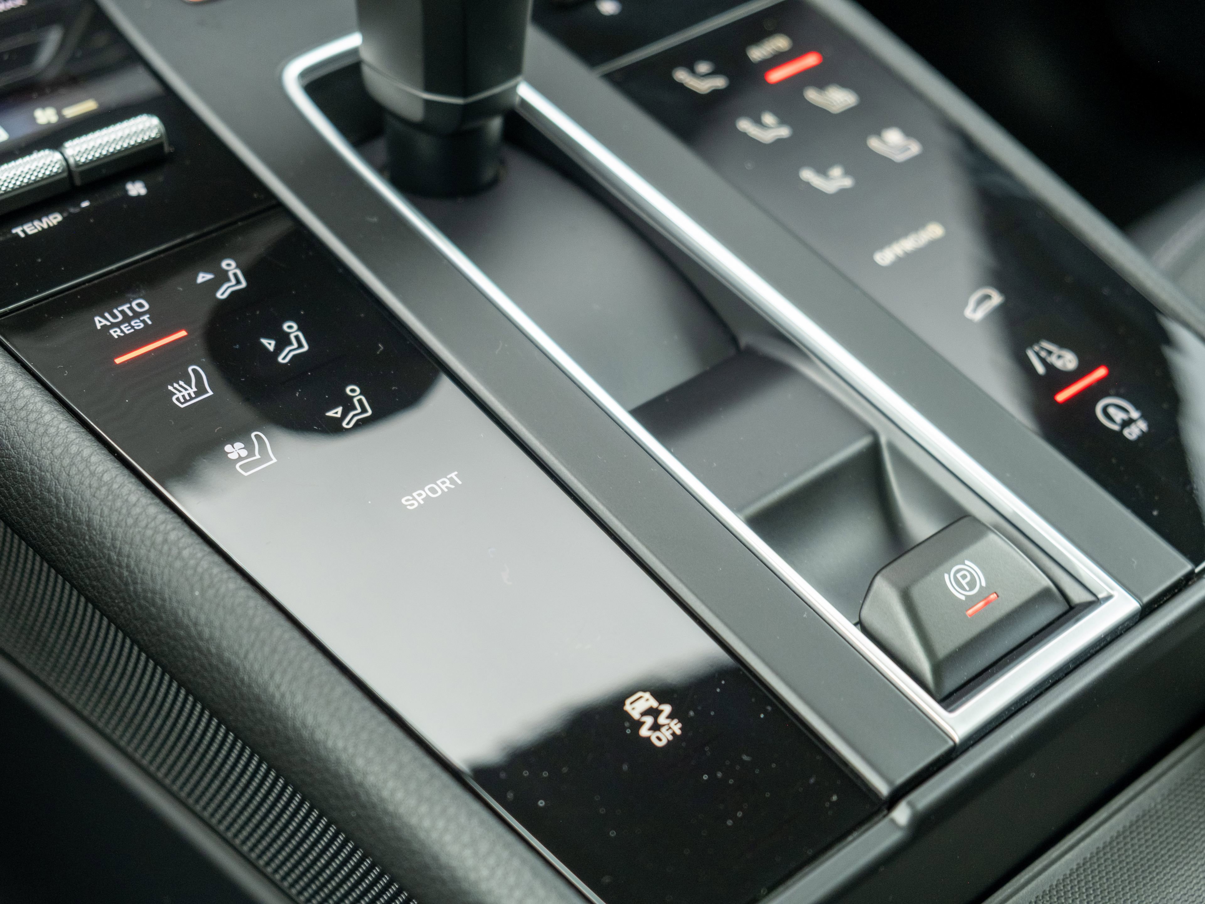 Certified 2026 Porsche Macan AWD/4WD image 24