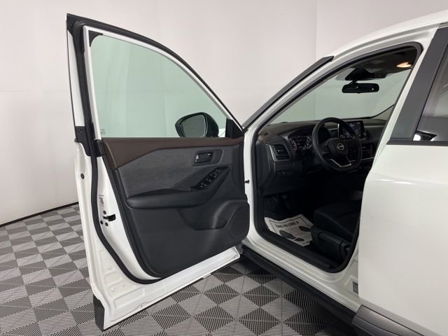 Used 2023 Nissan Rogue S FWD image 17