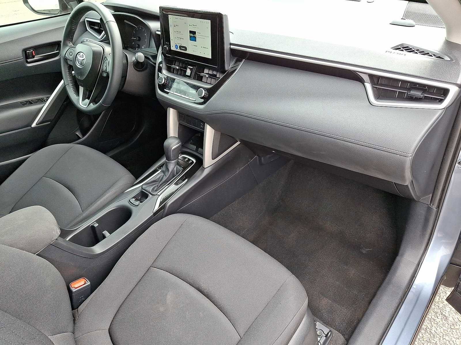 Used 2025 Toyota Corolla Cross LE image 33
