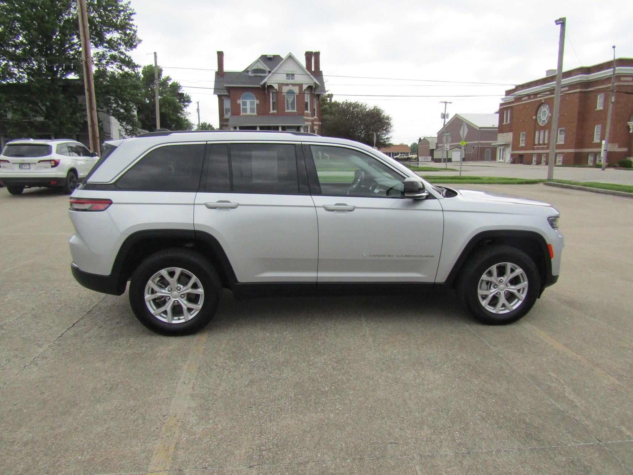 Used 2023 Jeep Grand Cherokee Limited w/ Trailer Tow Prep Group (B) image 2