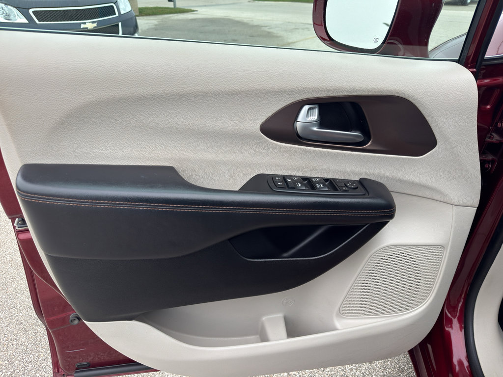 Used 2017 Chrysler Pacifica Touring-L image 12