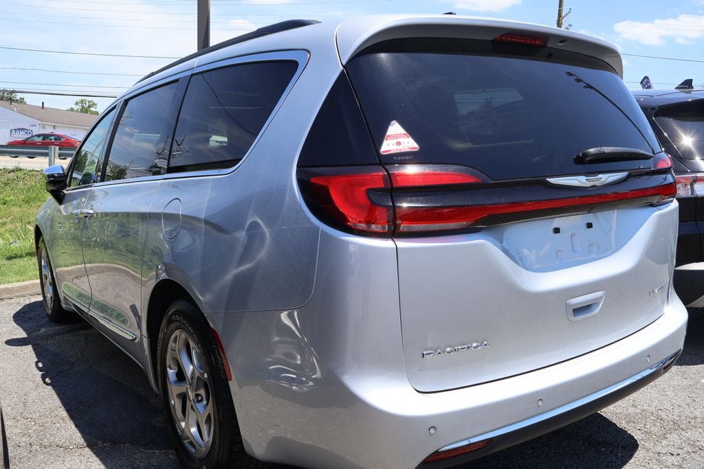 Used 2023 Chrysler Pacifica Limited FWD image 4