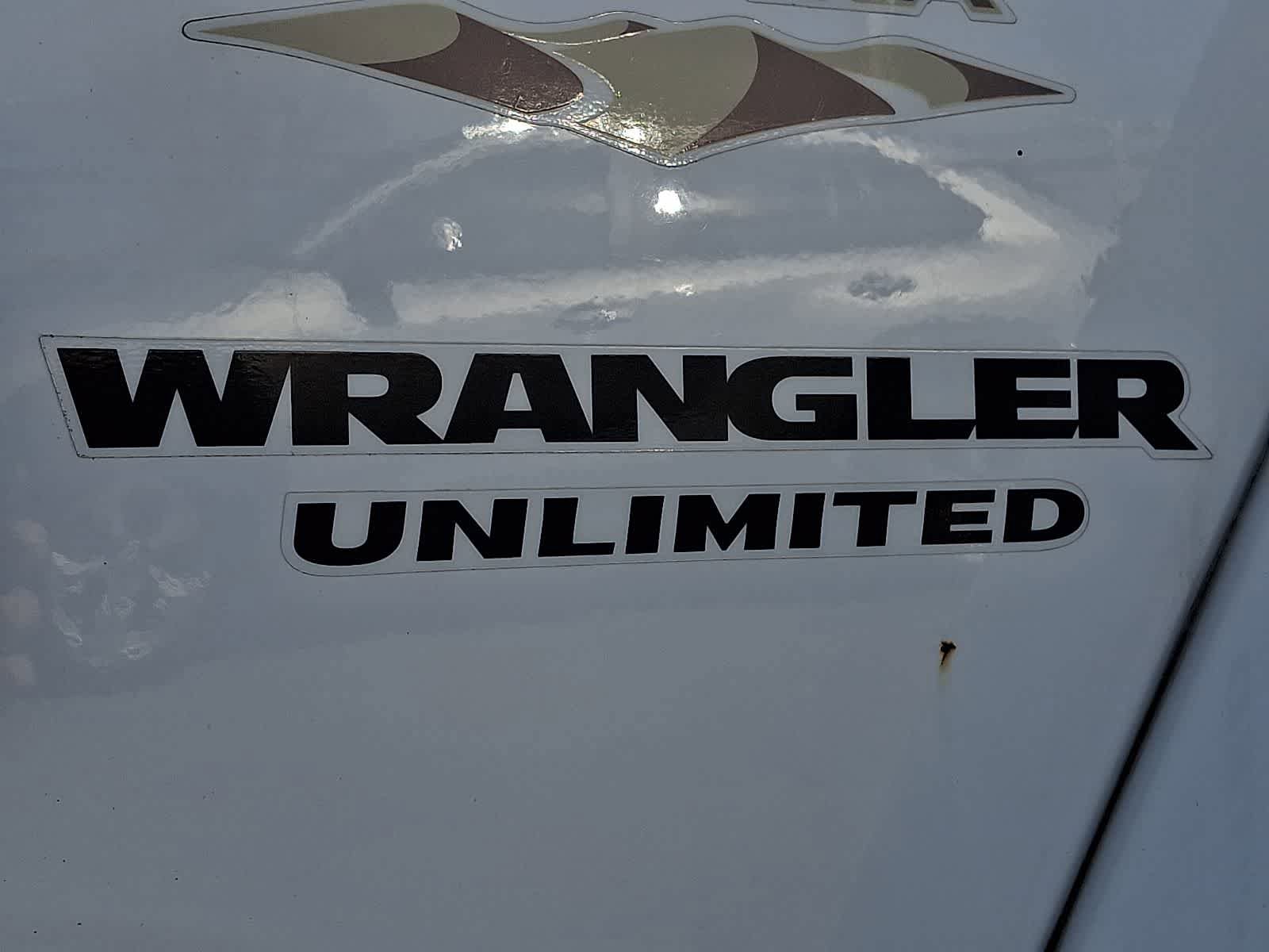 Used 2015 Jeep Wrangler Unlimited Sahara w/ Connectivity Group image 31