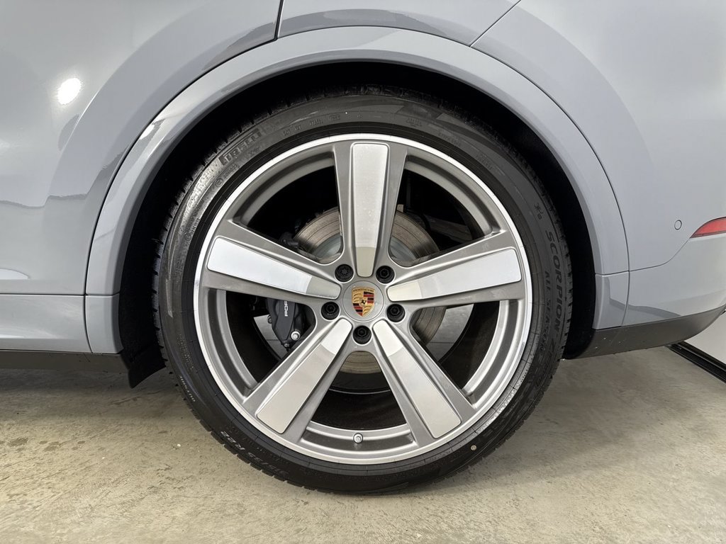 New 2026 Porsche Cayenne Coupe AWD/4WD image 14