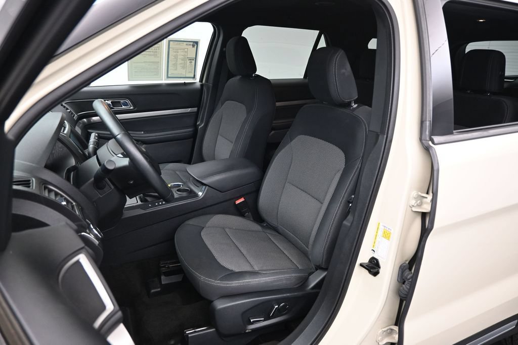 Certified 2018 Ford Explorer XLT w/ Equipment Group 201A FWD image 18
