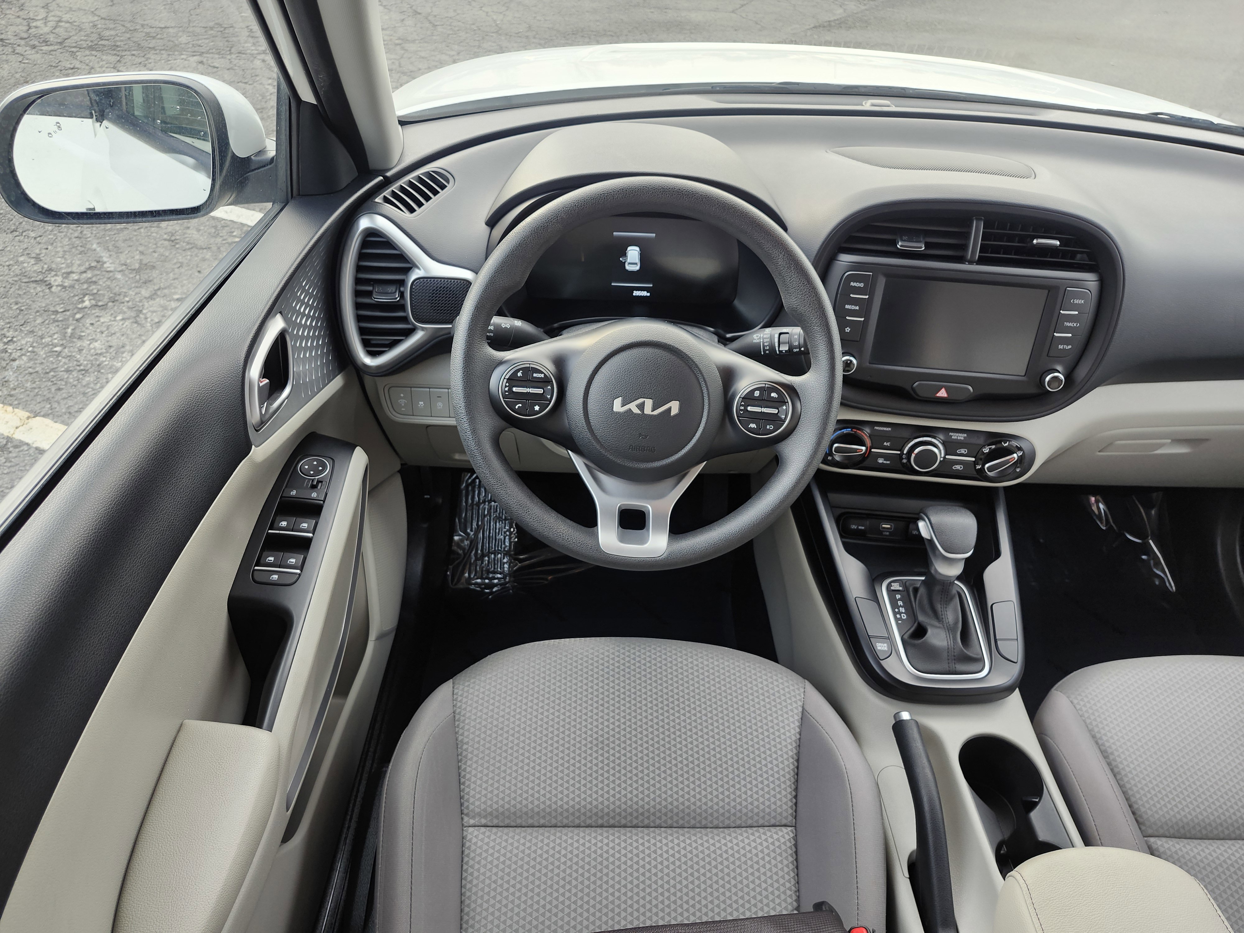 Used 2025 Kia Soul LX w/ LX Technology Package FWD image 23