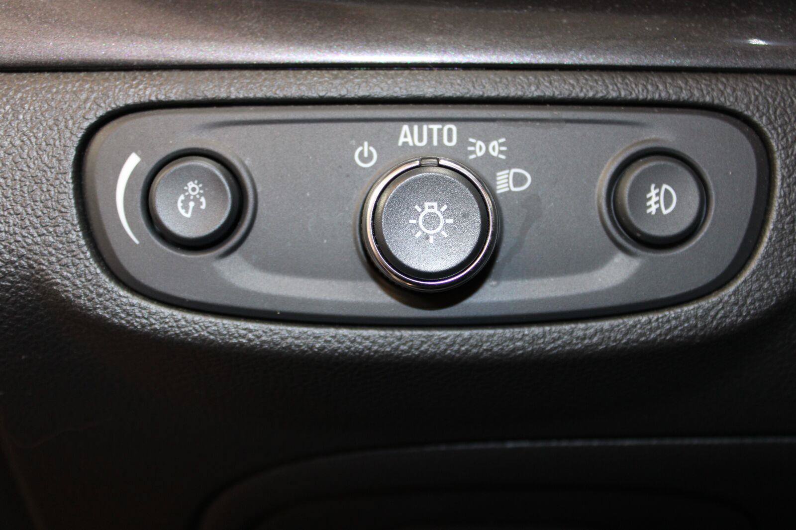 Used 2019 Buick Encore Essence w/ Safety Package II FWD image 18