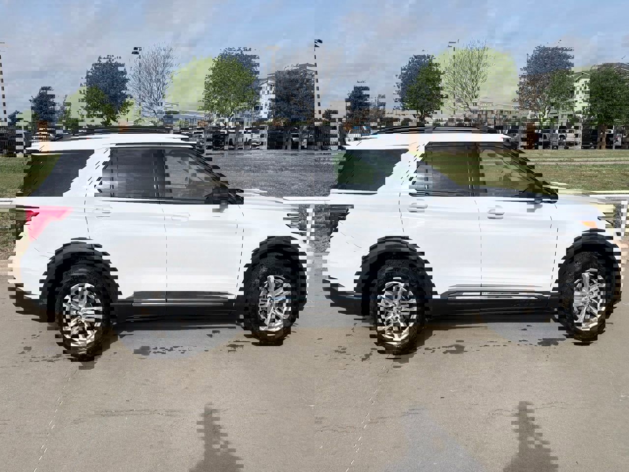 Used 2020 Ford Explorer XLT w/ Equipment Group 202A image 3