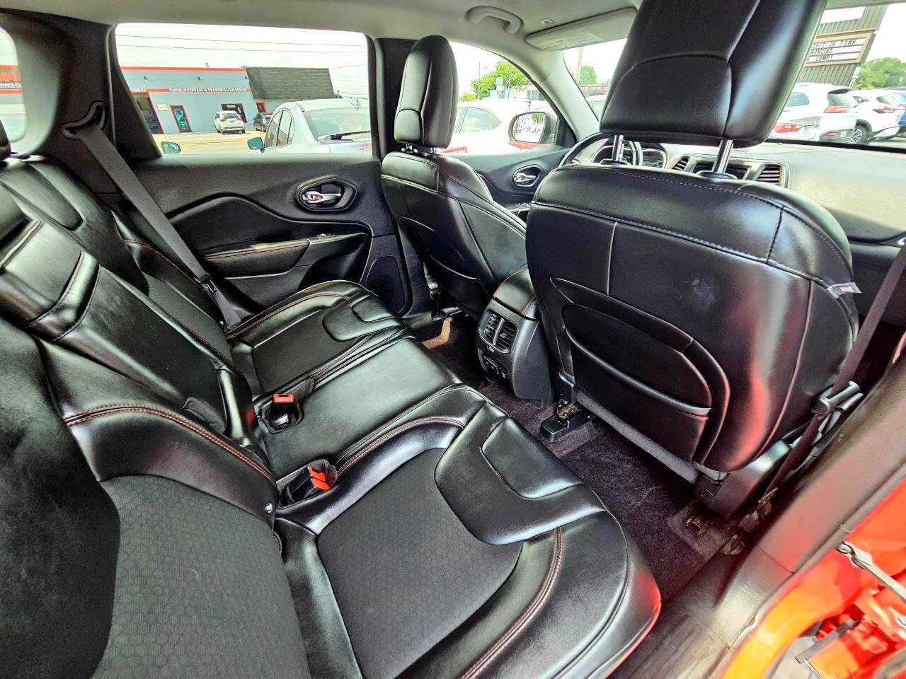 Used 2019 Jeep Cherokee Trailhawk w/ Cold Weather Group image 17