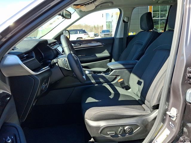 Used 2022 Jeep Grand Cherokee Laredo w/ Luxury Tech Group I image 10