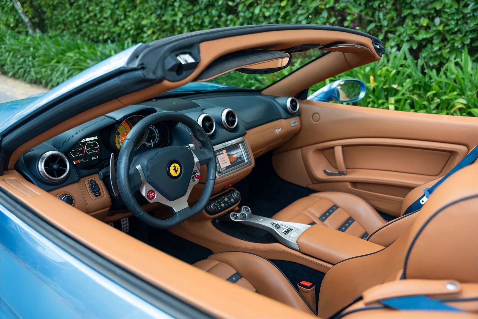 Used 2010 Ferrari California RWD image 27