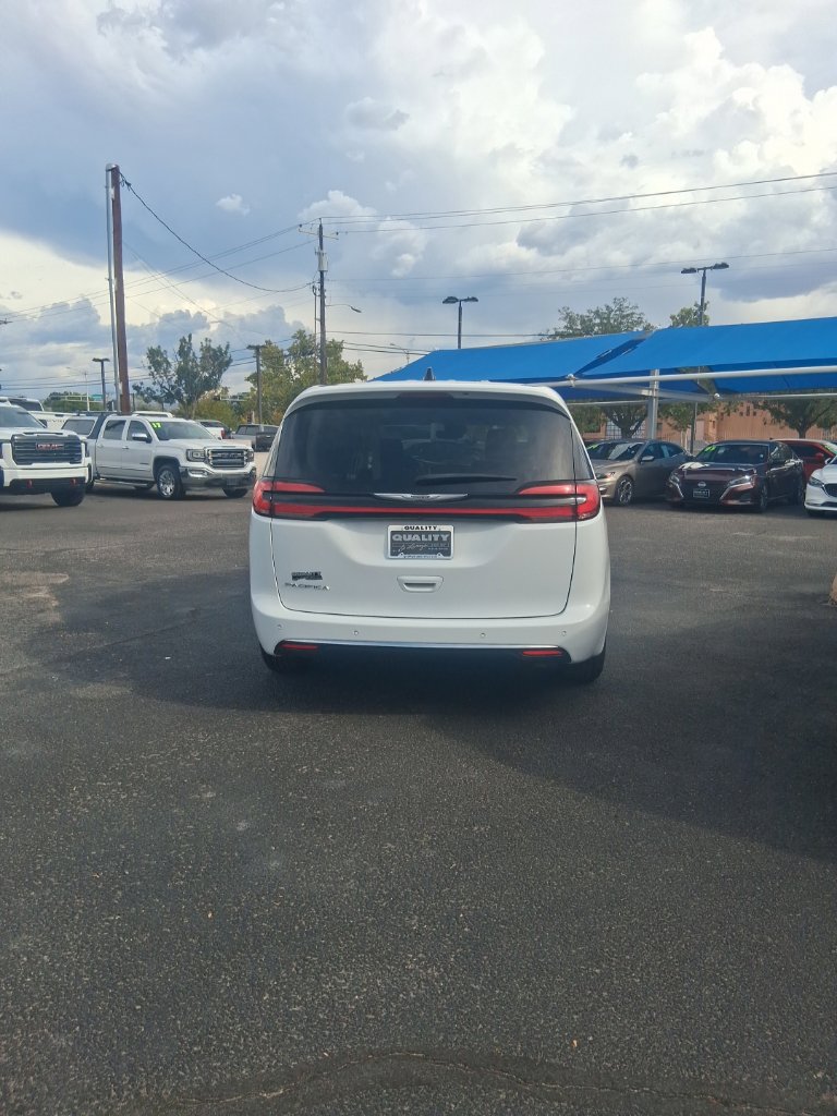 Used 2024 Chrysler Pacifica Touring-L FWD image 3