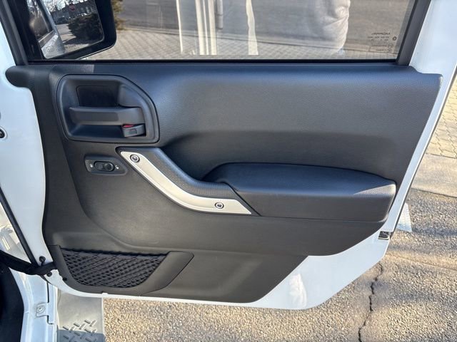 Used 2016 Jeep Wrangler Unlimited Sahara w/ Connectivity Group image 30