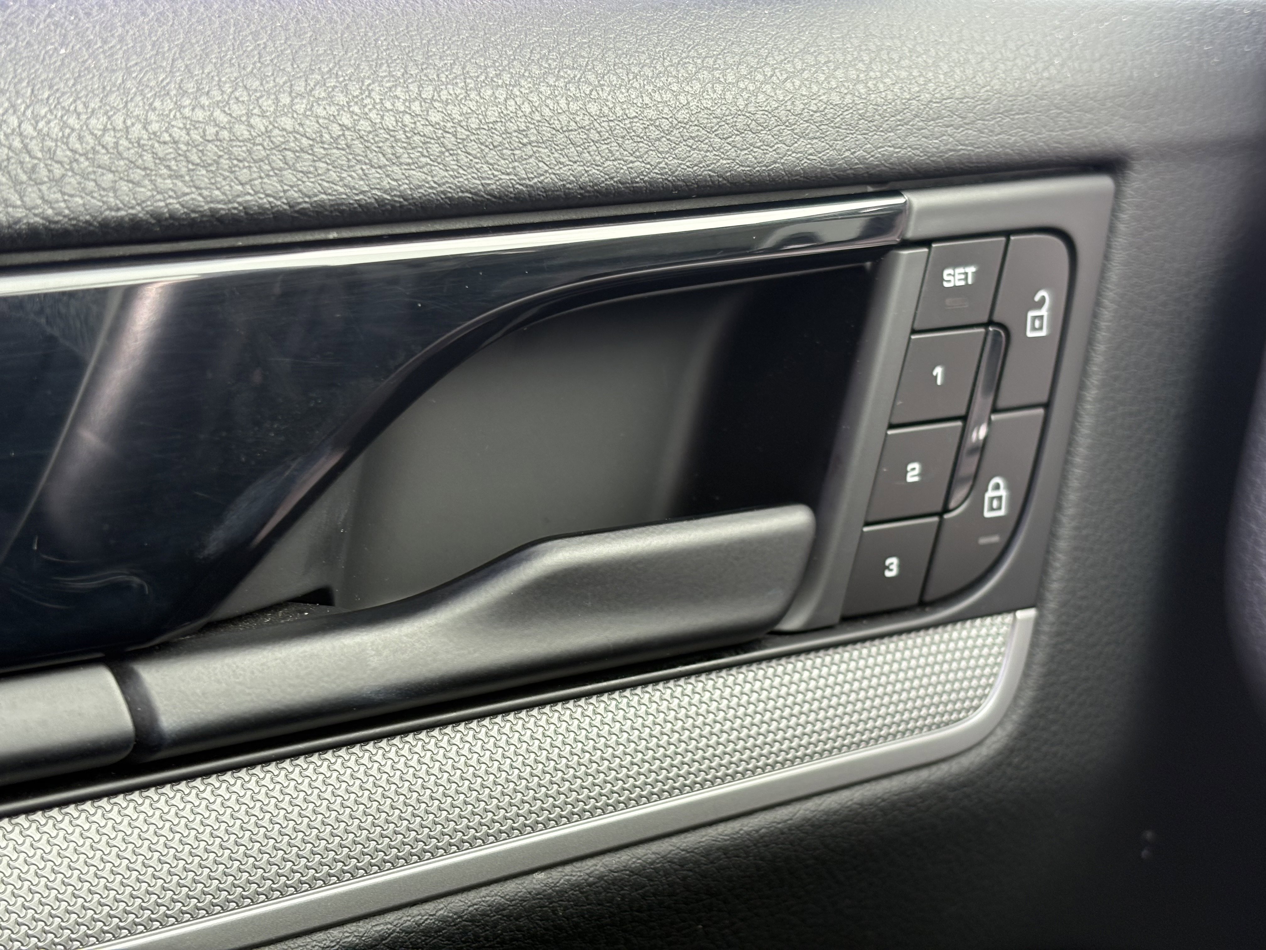 Used 2024 Porsche Cayenne image 32