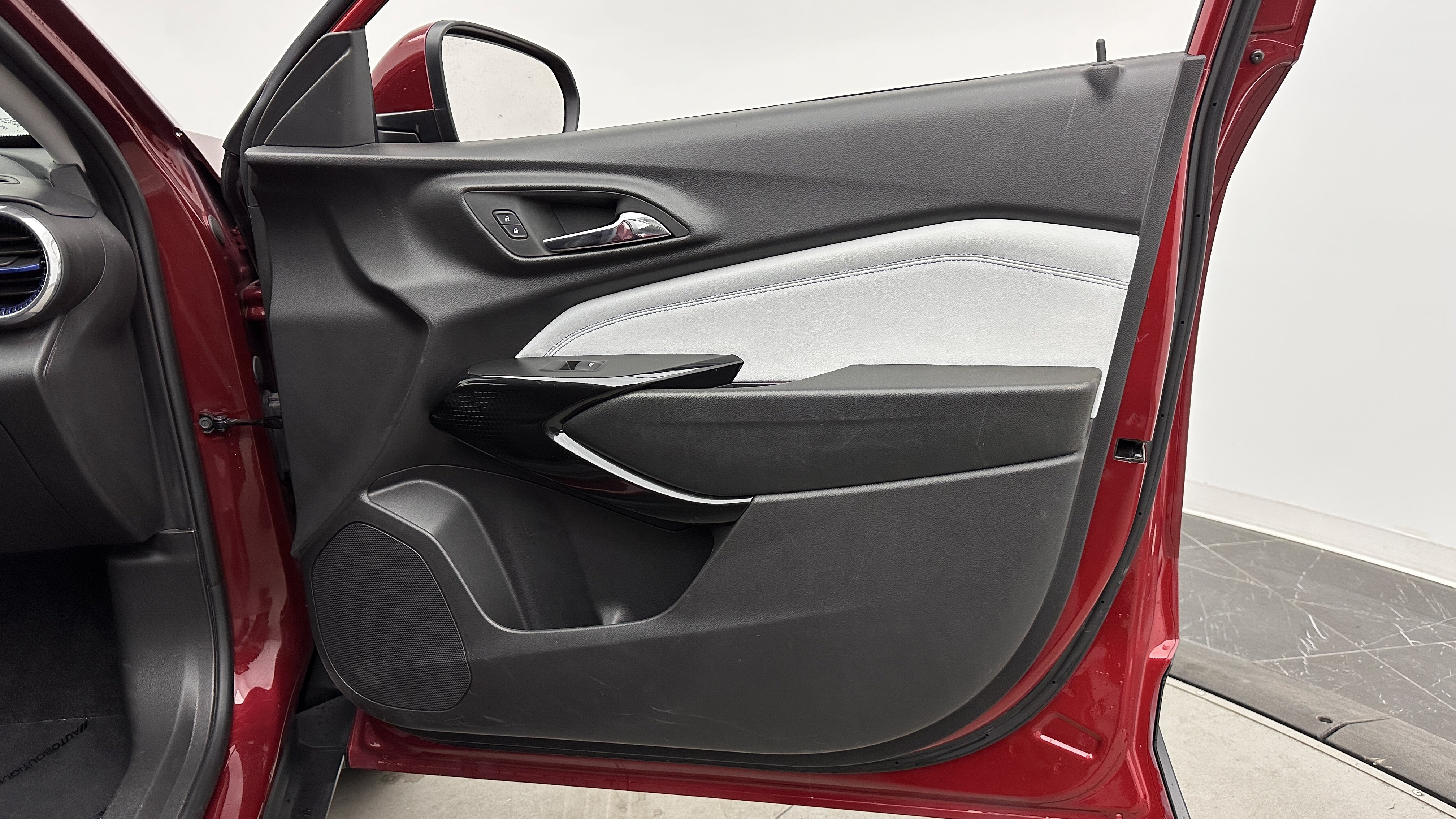 Used 2025 Chevrolet Trax LT FWD image 31