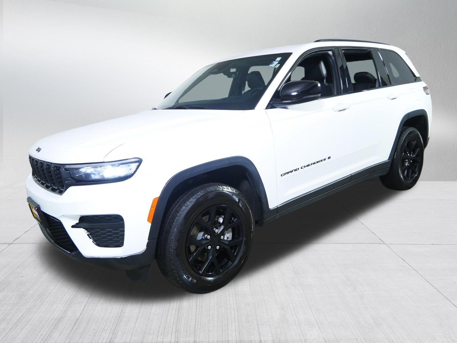 Used 2025 Jeep Grand Cherokee Altitude AWD/4WD image 3