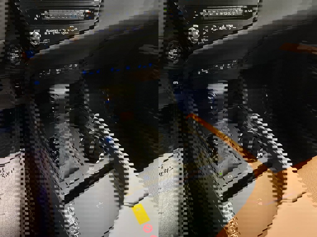 Used 2024 Lexus ES 350 Ultra Luxury w/ Accessory Package (Z2) image 23