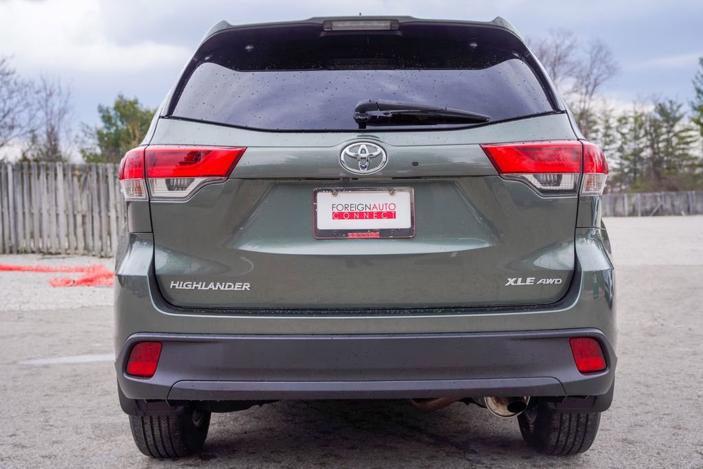 Used 2019 Toyota Highlander XLE w/ Carpet Mat Package (TMS) AWD/4WD image 6