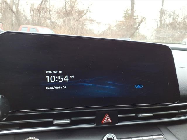 Used 2023 Hyundai Elantra Limited image 23