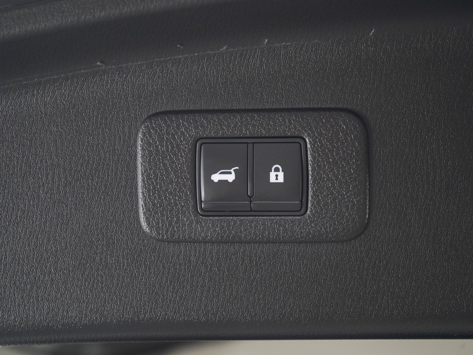 Used 2021 Nissan Armada SL w/ Captain's Chairs Package AWD/4WD image 18