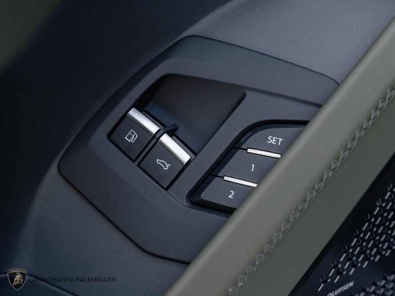 Used 2025 Lamborghini Urus SE AWD/4WD image 27