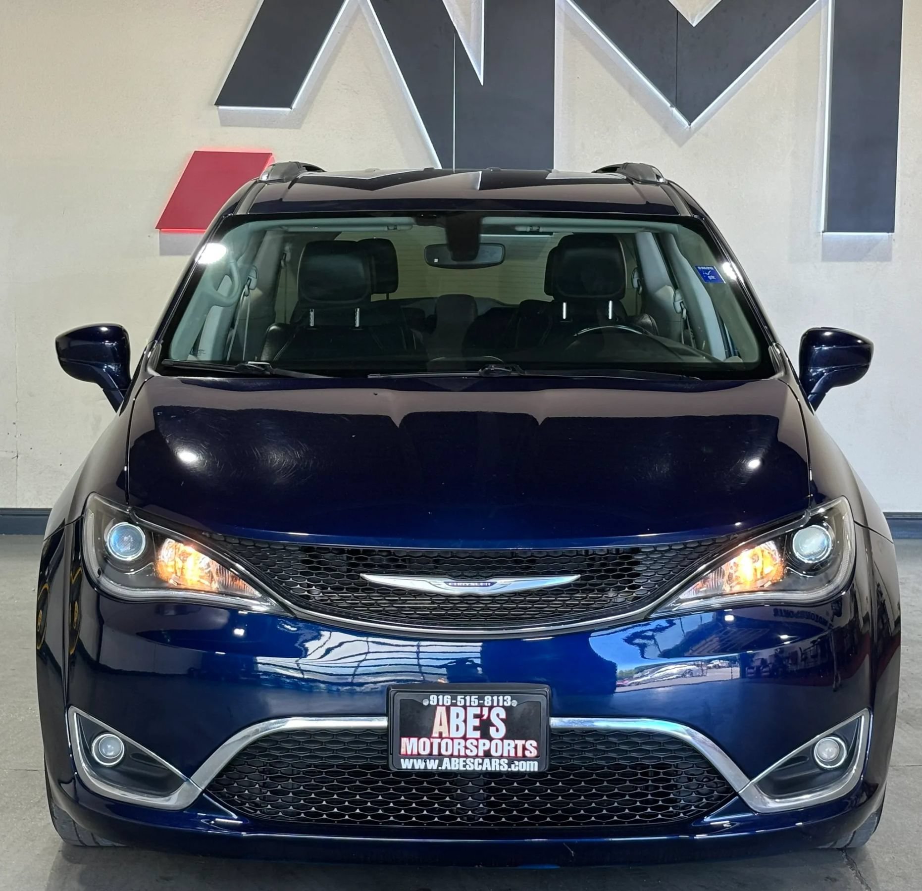 Used 2020 Chrysler Pacifica Touring-L w/ Tire & Wheel Group FWD image 2