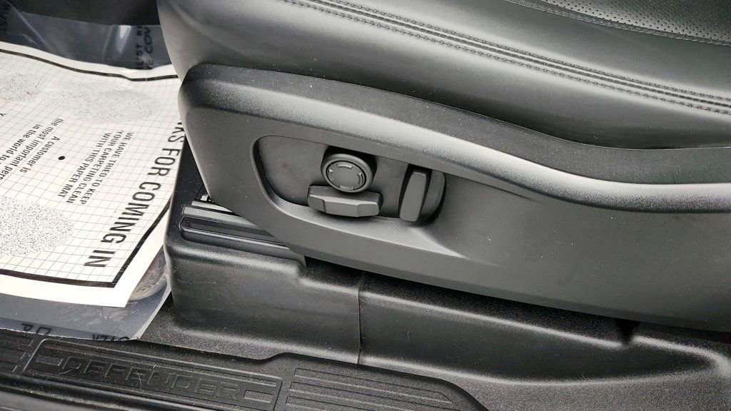 Used 2023 Land Rover Defender 90 SE image 11