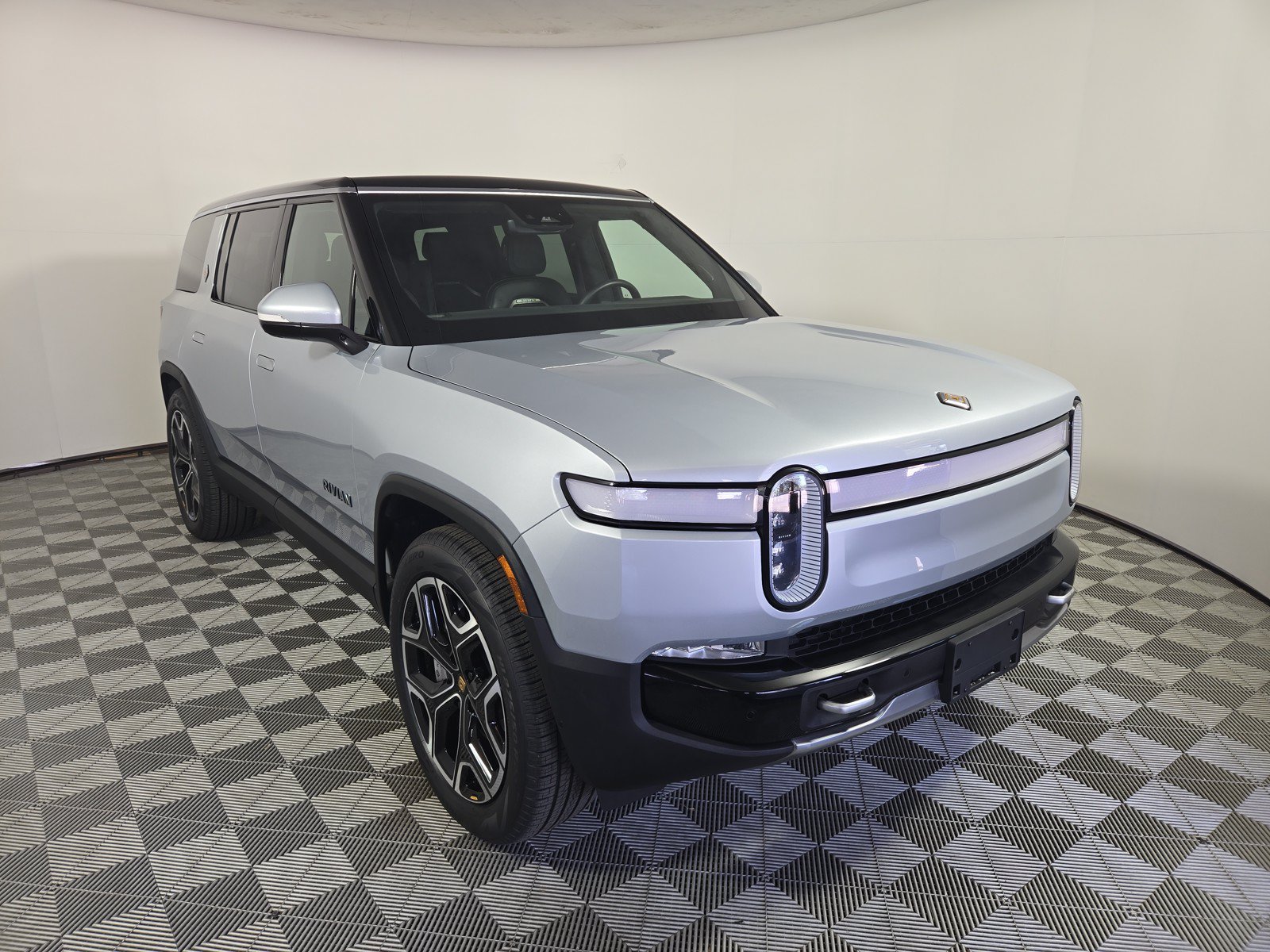 Used 2024 Rivian R1S Adventure AWD/4WD image 7