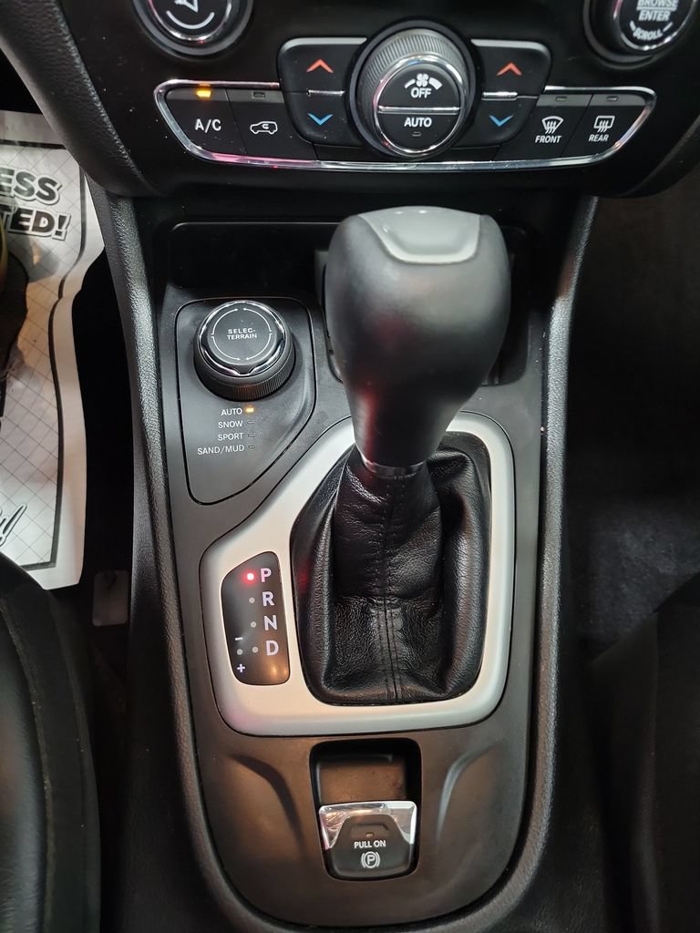 Certified 2018 Jeep Cherokee Overland w/ Technology Group AWD/4WD image 37