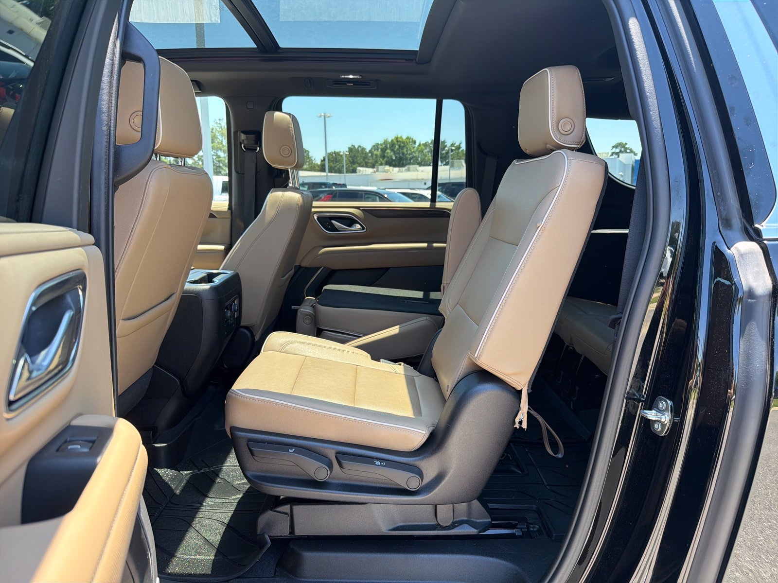 Used 2024 Chevrolet Suburban Premier w/ Premium Package RWD image 30