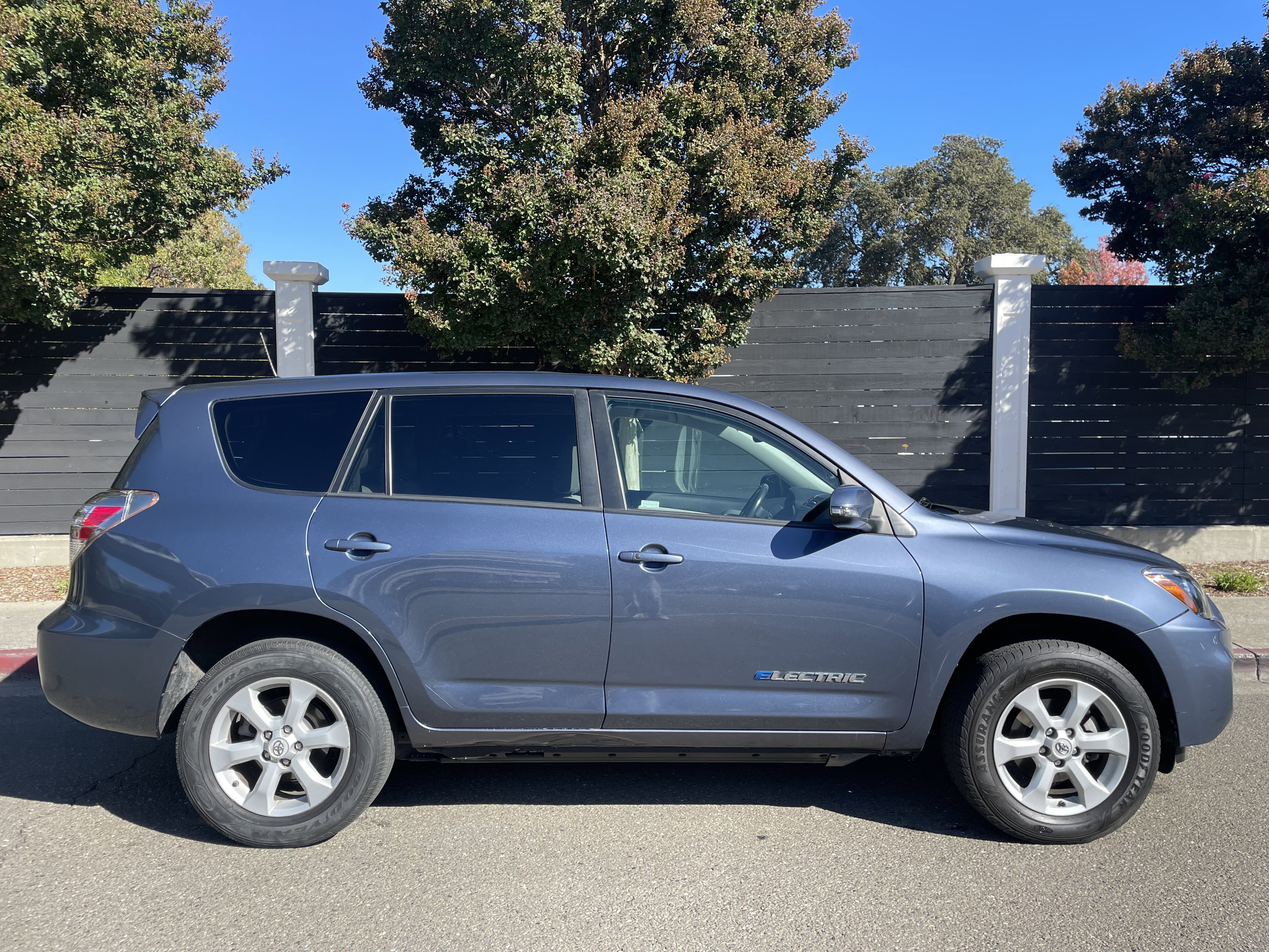 Used 2012 Toyota RAV4 EV image 4