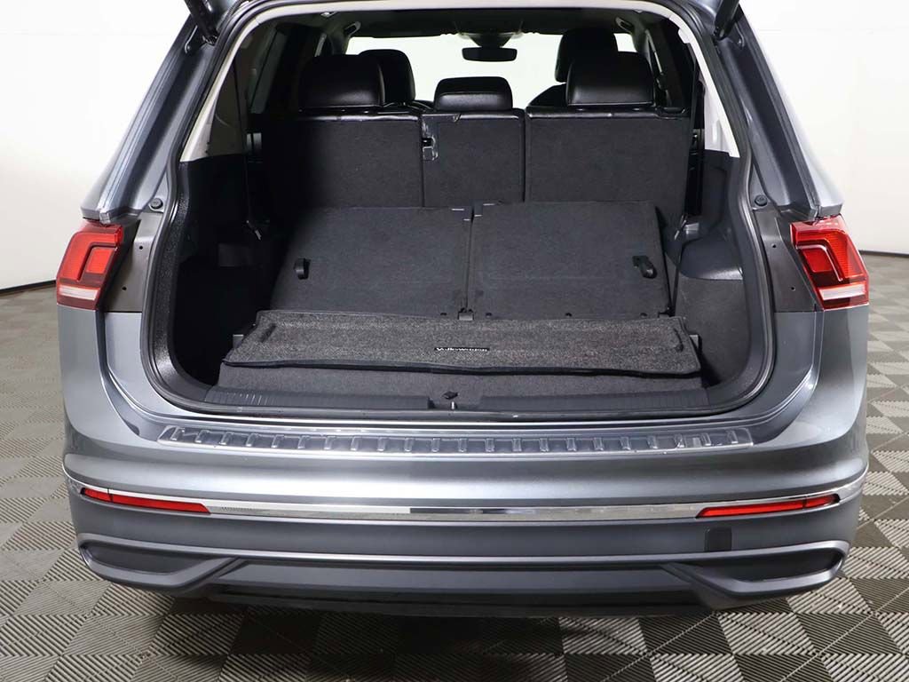 Used 2024 Volkswagen Tiguan SE w/ Panoramic Sunroof Package FWD image 17